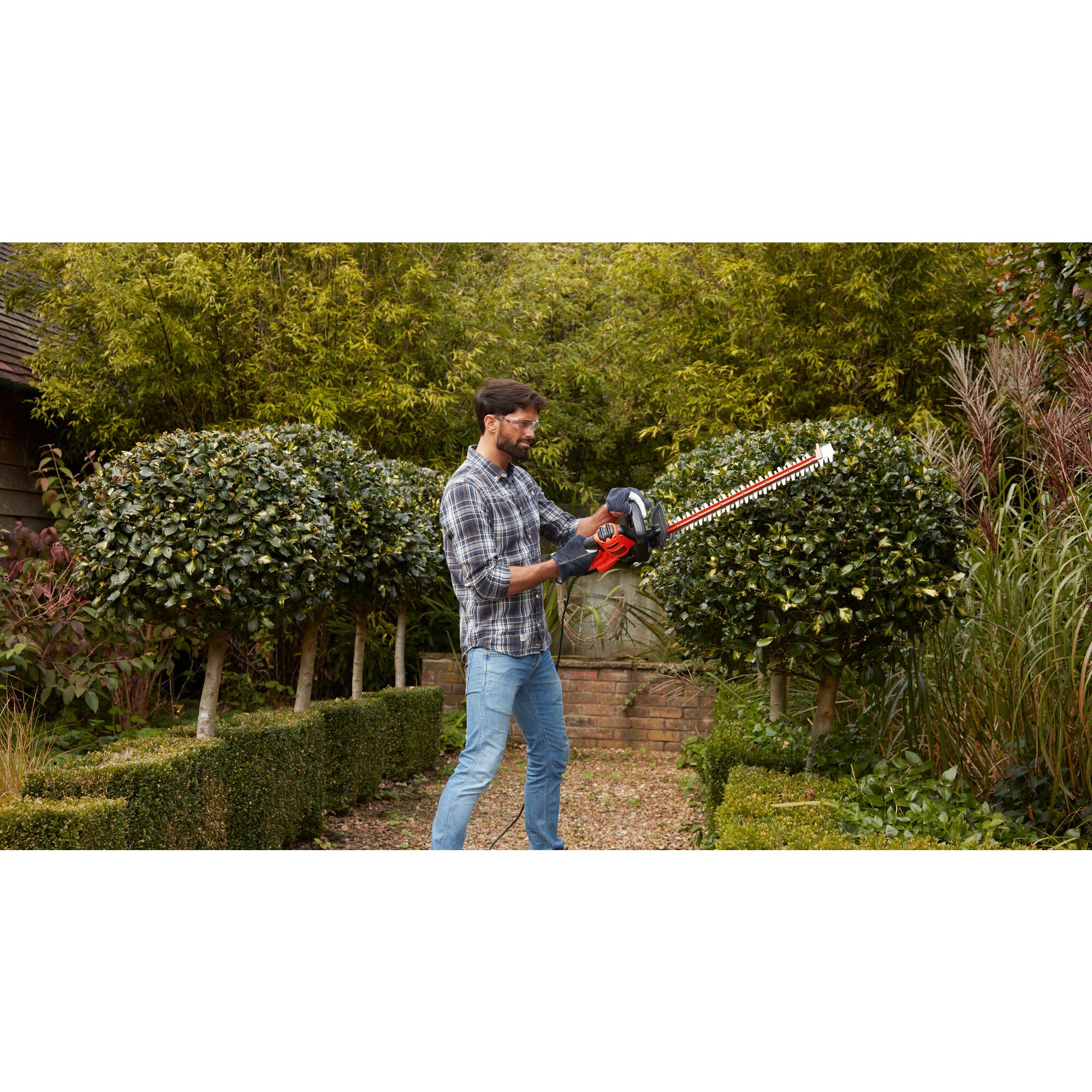 60cm 600W Hedge Trimmer with SAW BLADE BLACK DECKER